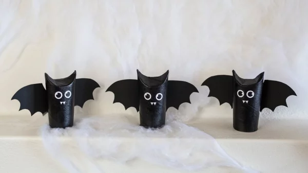 Fledermaus basteln mit Kindern zu Halloween – 50 bezaubernde Ideen und Anleitungen klorollen deko schwarz niedlich