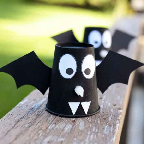 Fledermaus basteln mit Kindern zu Halloween – 50 bezaubernde Ideen und Anleitungen papier becher diy upcycling