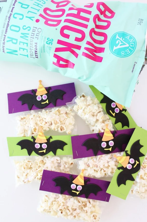 Fledermaus basteln mit Kindern zu Halloween – 50 bezaubernde Ideen und Anleitungen popcorn snacks mit fledermaus taschen