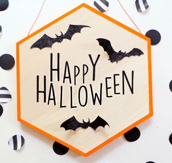 Fledermaus basteln mit Kindern zu Halloween – 50 bezaubernde Ideen und Anleitungen schild halloween fledermäuse deko
