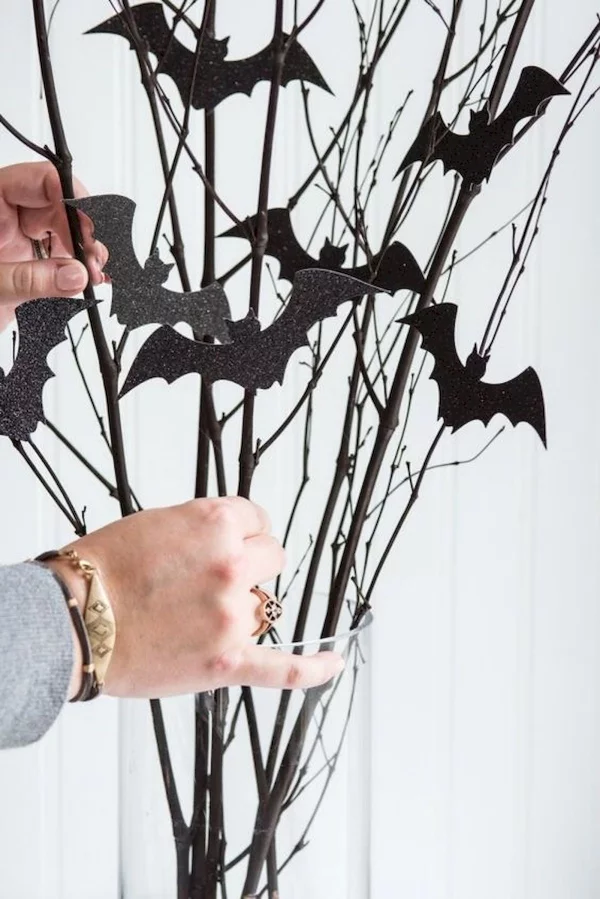Fledermaus basteln mit Kindern zu Halloween – 50 bezaubernde Ideen und Anleitungen zweige deko halloween fledermäuse schwarz