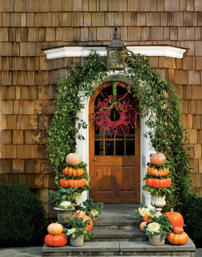 Herbstdeko für draußen Haus im rustikalen Stil dekorierter Hauseingang Herbstkranz