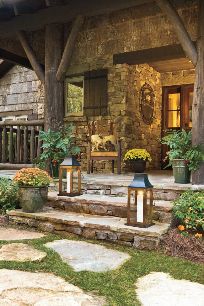 Herbstdeko für draußen Haus offene steingepflasterte Veranda im rustikalen Stil