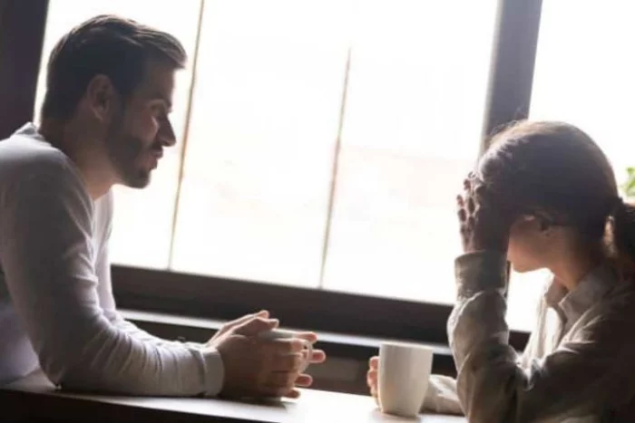 Keine langfristige Beziehung Sternzeichen Schütze macht Schluss zwei junge Leute im Cafe