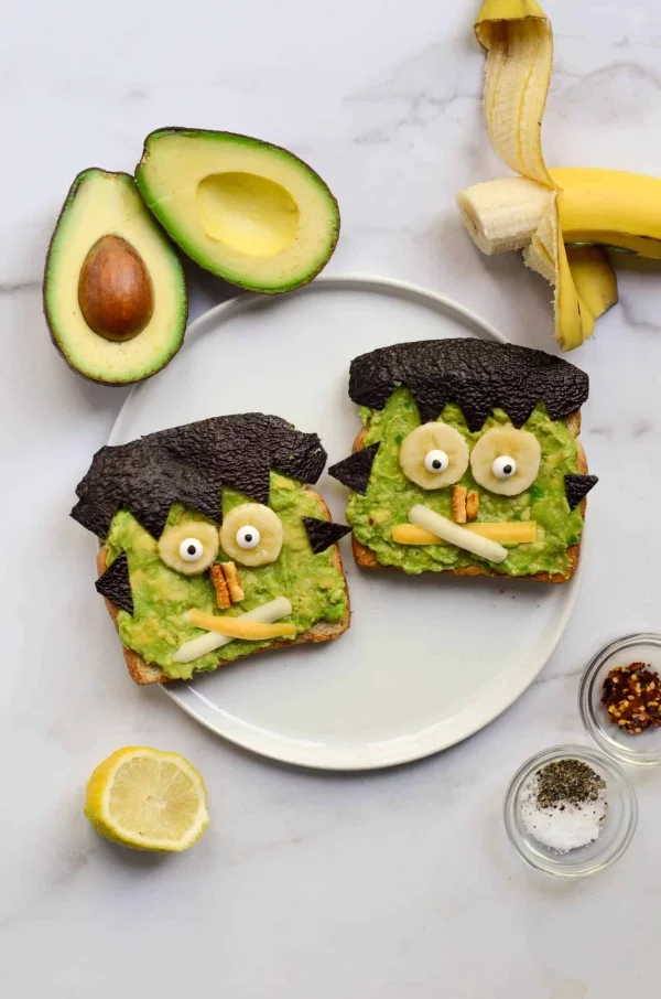 Köstliche und schnelle Halloween Rezepte, die verzaubern Frankenstein Avokado Toast sandwich