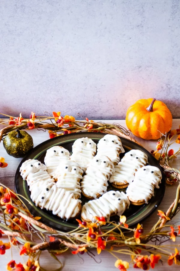Köstliche und schnelle Halloween Rezepte, die verzaubern kekse mit mumien glasur
