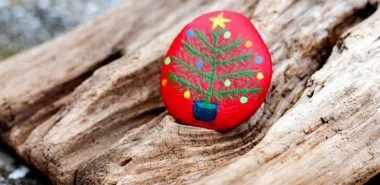 Steine bemalen zu Weihnachten – künstlerische Ideen und Tipps für eine festliche Winterdeko