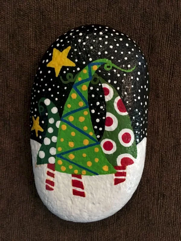 Steine bemalen zu Weihnachten – künstlerische Ideen und Tipps für eine festliche Winterdeko ausgefallene tannenbäume wald winter