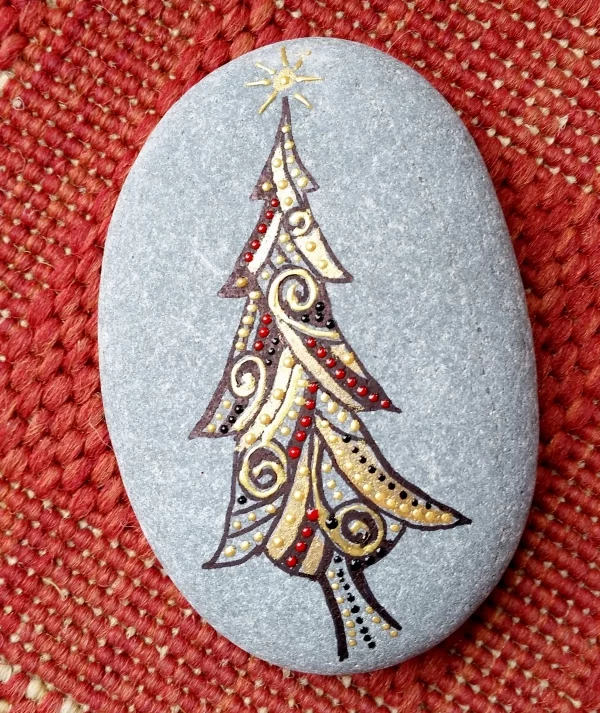 Steine bemalen zu Weihnachten – künstlerische Ideen und Tipps für eine festliche Winterdeko geometrisch metallic farben tannenbaum