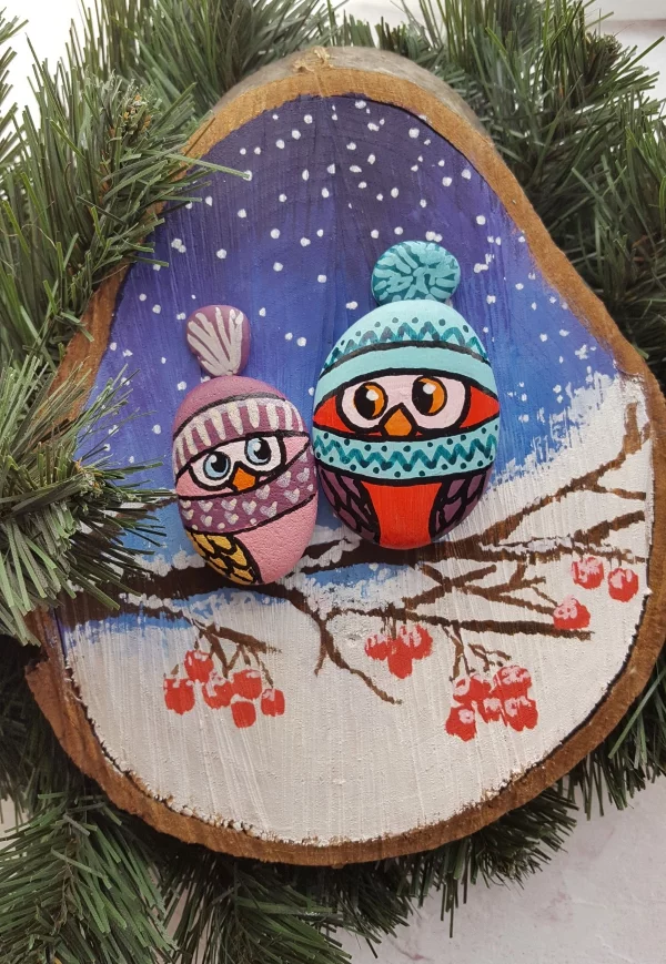Steine bemalen zu Weihnachten – künstlerische Ideen und Tipps für eine festliche Winterdeko holz und stein deko eulen im baum