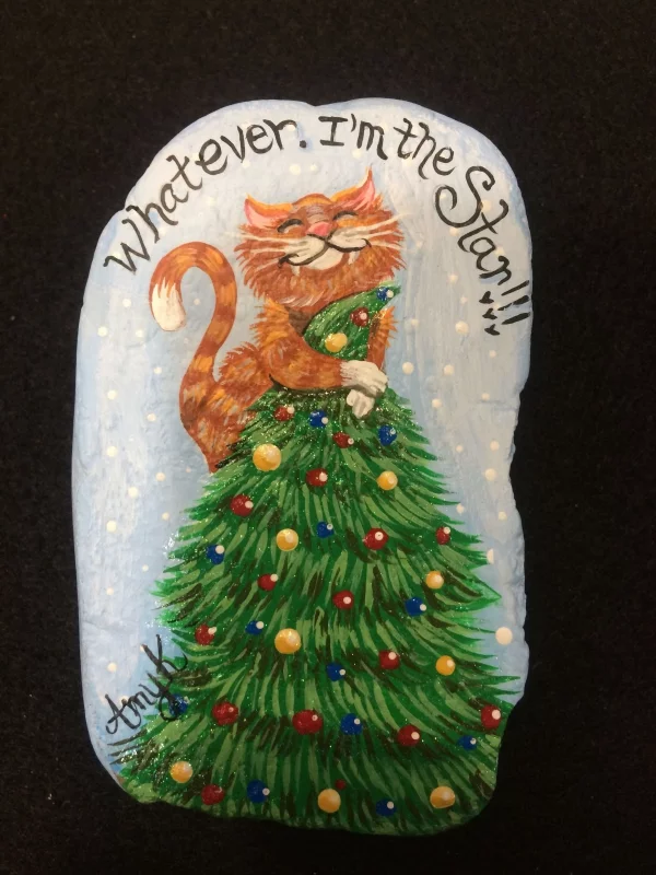 Steine bemalen zu Weihnachten – künstlerische Ideen und Tipps für eine festliche Winterdeko katze oben auf tannenbaum