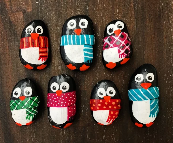 Steine bemalen zu Weihnachten – künstlerische Ideen und Tipps für eine festliche Winterdeko penguine niedlich leicht