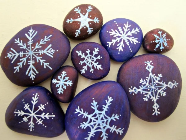 Steine bemalen zu Weihnachten – künstlerische Ideen und Tipps für eine festliche Winterdeko schneeflocken einfache motive