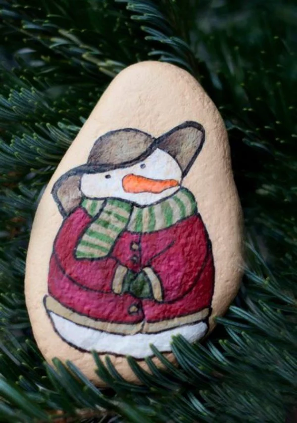 Steine bemalen zu Weihnachten – künstlerische Ideen und Tipps für eine festliche Winterdeko schneemann ornament baum