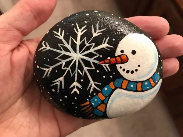 Steine bemalen zu Weihnachten – künstlerische Ideen und Tipps für eine festliche Winterdeko schneemann schneeflocken deko