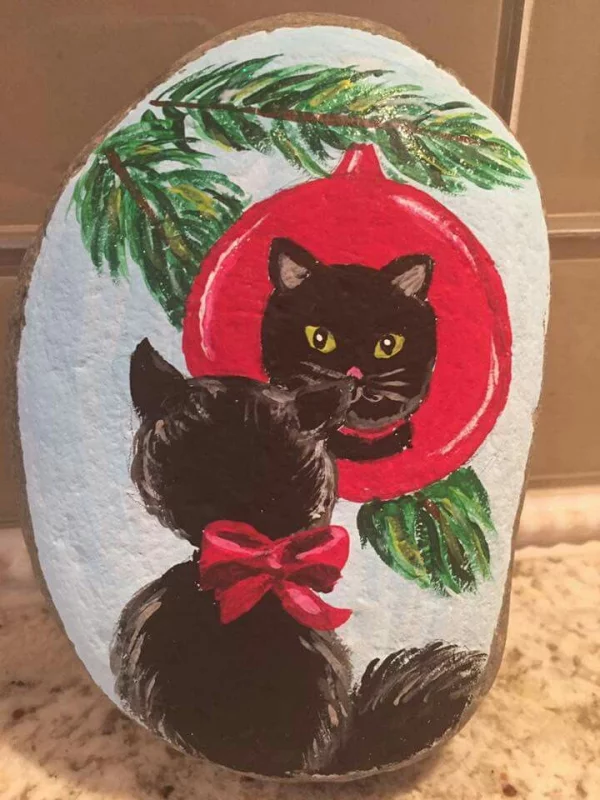 Steine bemalen zu Weihnachten – künstlerische Ideen und Tipps für eine festliche Winterdeko schwarze katze ornament baum