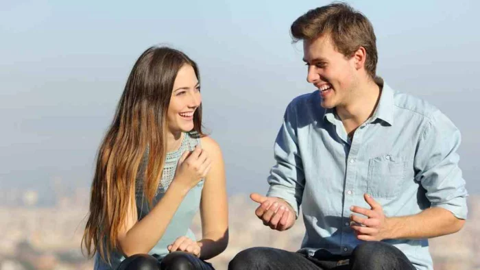 hartnäckige Sternzeichen zwei junge Menschen lachen Widder amüsanter Gesprächspartner