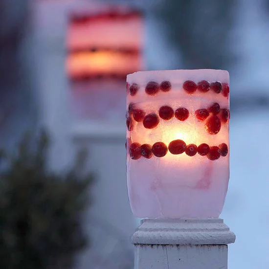 Laternen Weihnachtsdeko drinnen und draußen Laterne aus Glas selber machen mit roten Beeren schmücken praktische Dekoidee