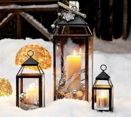 Laternen Weihnachtsdeko drinnen und draußen drei Metalllaternen im Schnee goldgelber Glanz festliche Stimmung