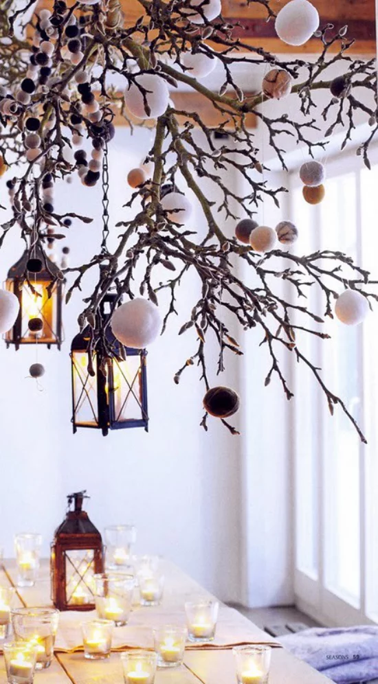 Laternen Weihnachtsdeko drinnen und draußen geschmückte Zweige mit Kugeln Laternen Deko im Raum