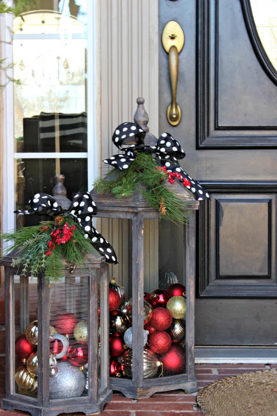 Laternen Weihnachtsdeko drinnen und draußen zwei große Metalllaternen vor dem Hauseingang deko ideen