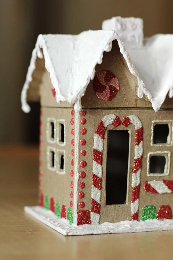 Lebkuchenhaus basteln zu Weihnachten – festliche Ideen, Rezept und Anleitung karton lebkuchen deko ideen