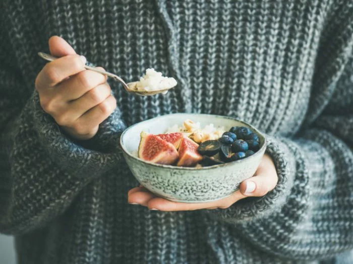 OMAD-Diät eine Mahlzeit pro Tag extreme Form des Intervallfastens reduzierte Nahrungseinnahme Obst in einer Schale