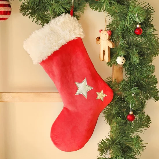 Weihnachsdeko 3 Must-Haves Nikolausstiefel in Rot am Weihnachtsbaum aufgehängt Überraschugseffekt riesengroß