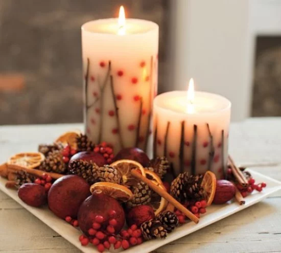 Weihnachsdeko 3 Must-Haves zwei berennende Kerzen weihnachtliche Aromen Orangen Zimtstangen