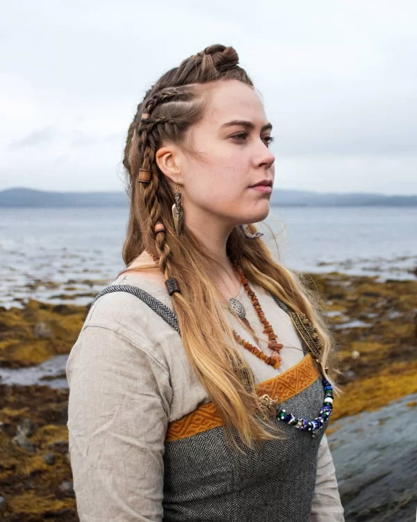 Wikinger Frisuren für Damen und Herren, inspiriert von der nordischen Kultur authentische kleidung und frisur damen