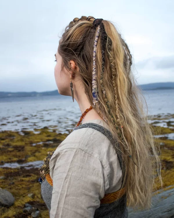 Wikinger Frisuren für Damen und Herren, inspiriert von der nordischen Kultur details im haar schön
