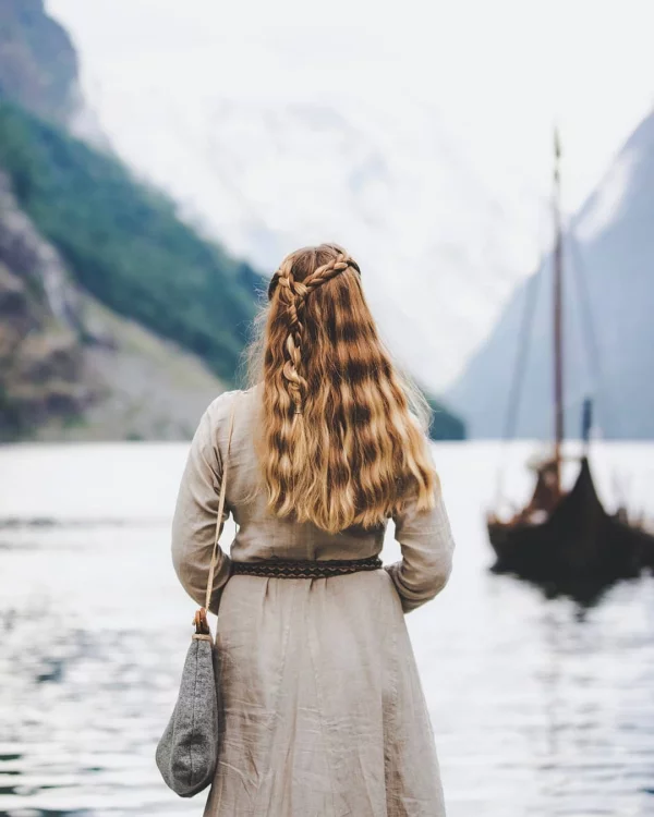 Wikinger Frisuren für Damen und Herren, inspiriert von der nordischen Kultur half up half down frisur damen