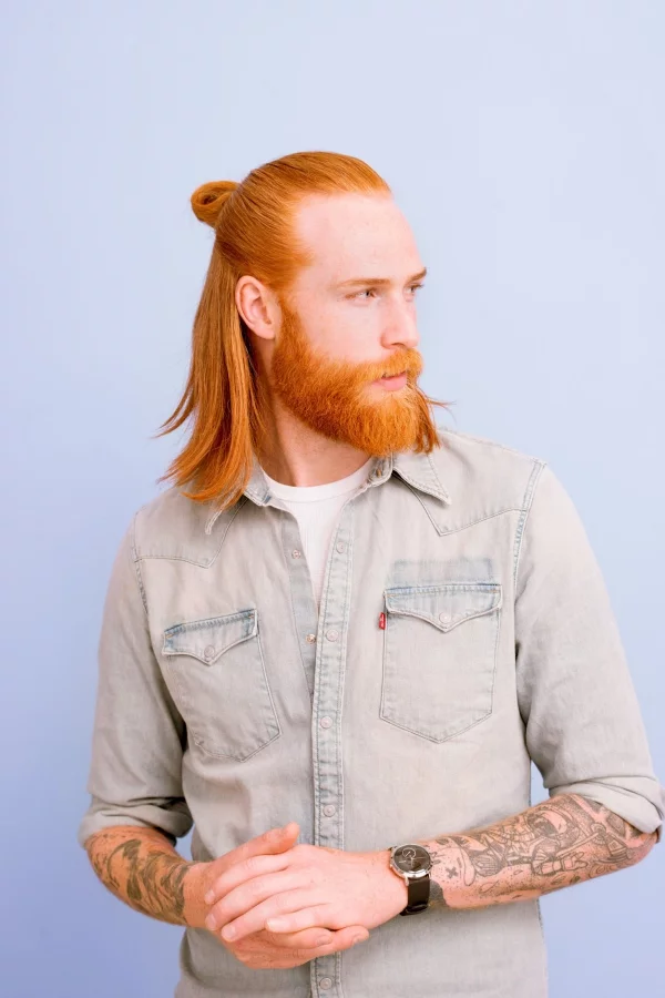 Wikinger Frisuren für Damen und Herren, inspiriert von der nordischen Kultur herren rote haare man bun