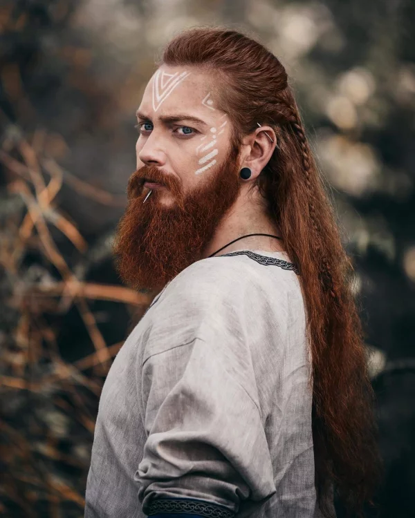 Wikinger Frisuren für Damen und Herren, inspiriert von der nordischen Kultur lange haare bart rot historisch wahr