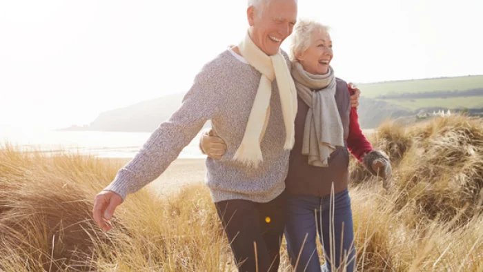 gesund und glücklich im Winter bleiben Senioren spazieren gehen an der frischen Luft