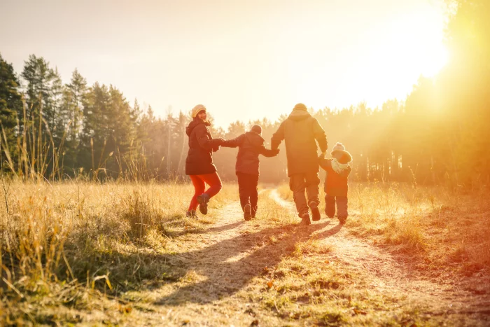 gesund und glücklich im Winter bleiben die ganze Familie zwei Kinder an einem sonnigen Wintertag spazieren gehen