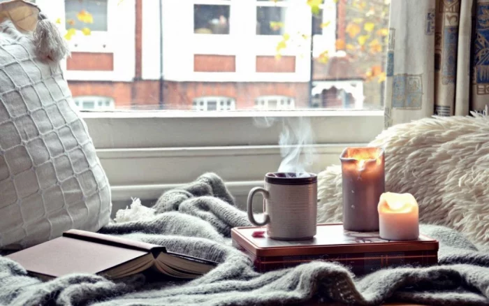 gesund und glücklich im Winter bleiben zu Hause gemütlich machen heißer Tee weiche Texturen Kerzen