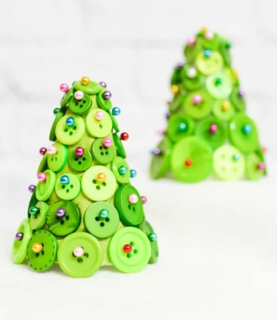 kleine tannenbäume aus knöpfen günstige weihnachtsdeko