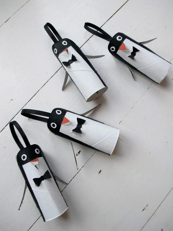 Basteln mit Toilettenpapierrollen zu Weihnachten – kreative Upcycling Ideen und Anleitung penguine niedlich klein