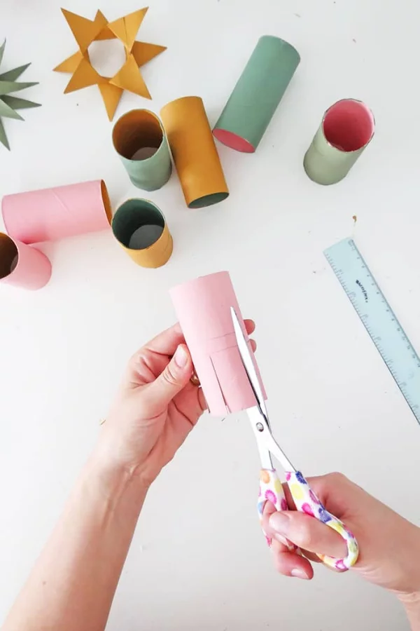 Basteln mit Toilettenpapierrollen zu Weihnachten – kreative Upcycling Ideen und Anleitung sternen deko ideen tutorial