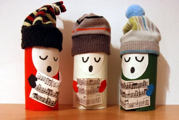 Basteln mit Toilettenpapierrollen zu Weihnachten – kreative Upcycling Ideen und Anleitung weihnachtssänger basteln nett festlich