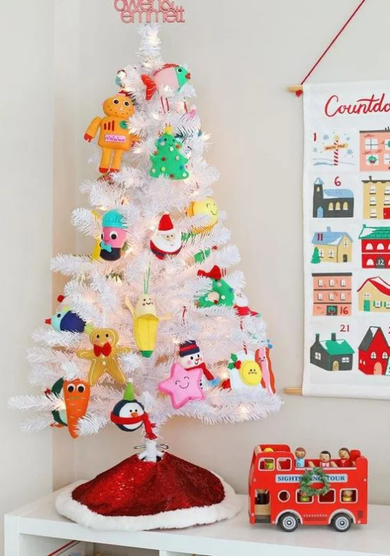 Kinderzimmer weihnachtlich dekorieren Christbaum selbst gebastelter Weihnachtsschmuck