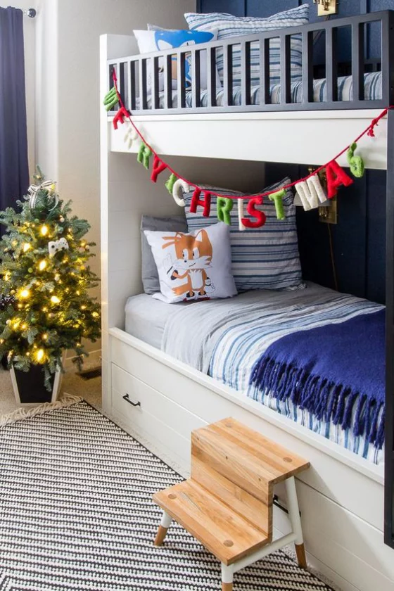 Kinderzimmer weihnachtlich dekorieren Doppelbett Girlande Frohe Weihnachten kleiner Christbaum Lichterketten