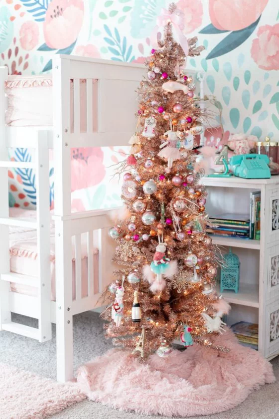 Kinderzimmer weihnachtlich dekorieren Silberglitzer Beige Rosa Hellblau bunt und schön