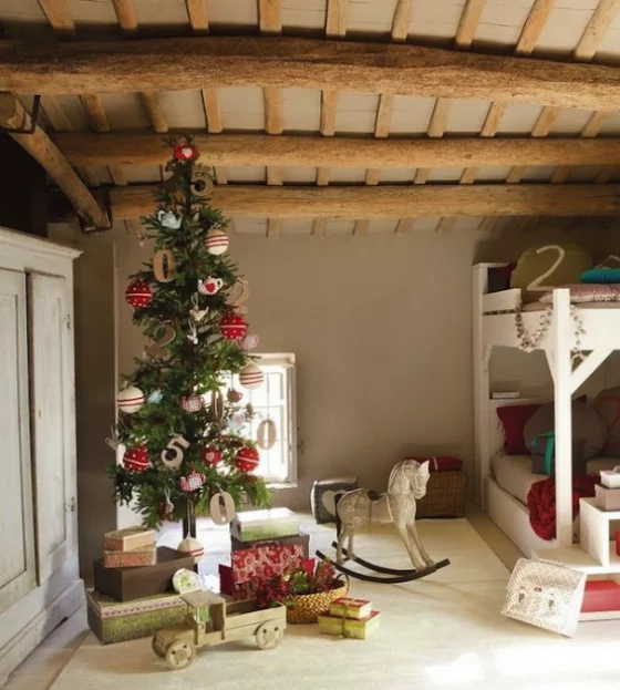Kinderzimmer weihnachtlich dekorieren im rustikalen Stil Holzdecke Doppelbett Spielsachen