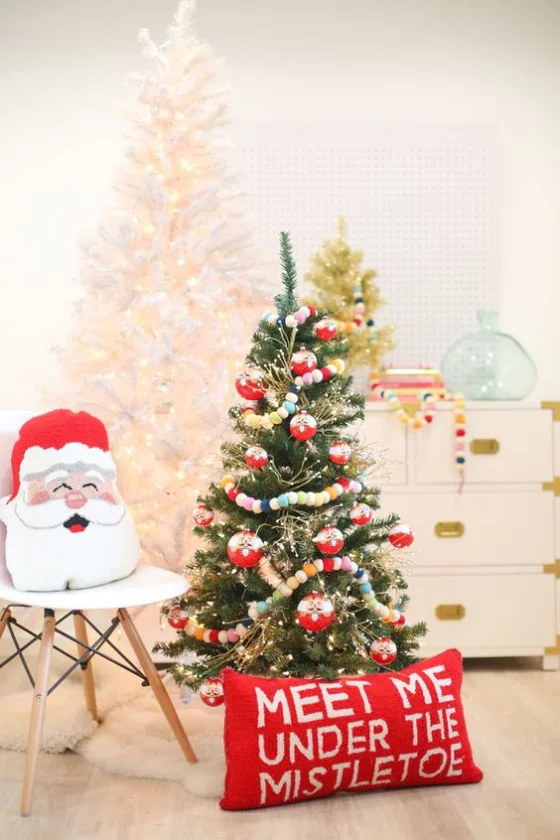 Kinderzimmer weihnachtlich dekorieren klassische Farben Tannenbaum rotes Kissen Santa