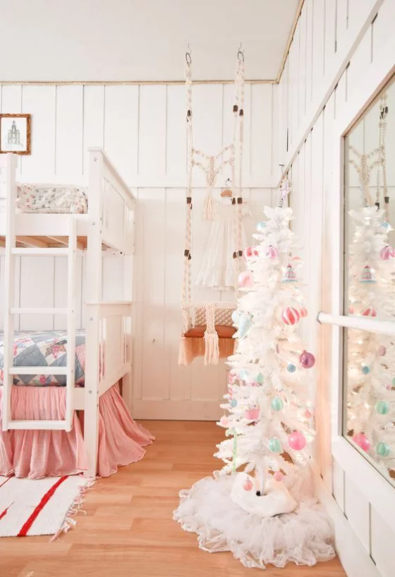 Kinderzimmer weihnachtlich dekorieren kleiner Weihnachtsbaum Raum in Weiß und Hellrosa schmücken