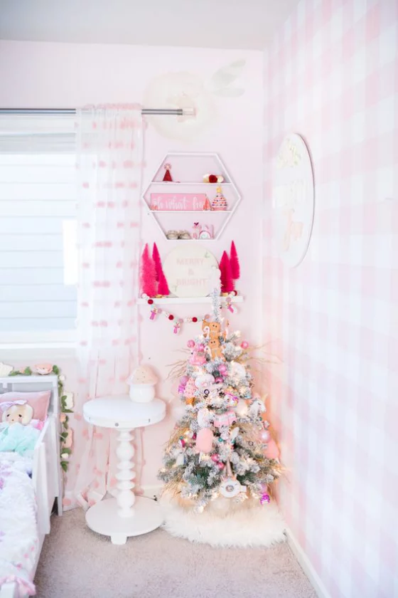 Kinderzimmer weihnachtlich dekorieren kleiner Weihnachtsbaum Raum in Weiß und Hellrosa