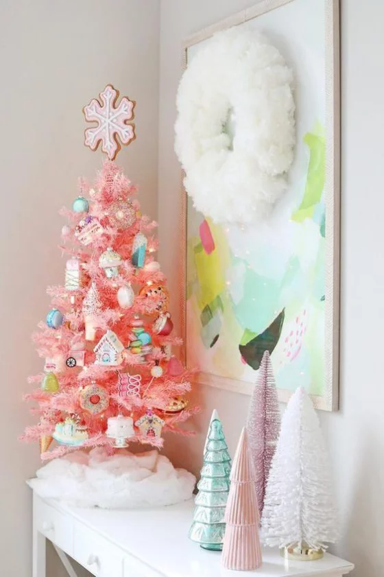 Kinderzimmer weihnachtlich dekorieren viel Glanz kleiner Baum sanfte Farben