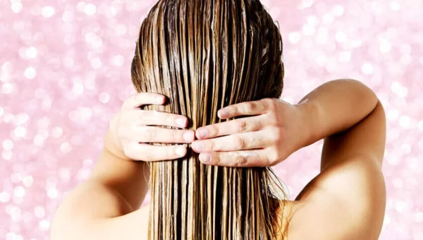 Krause Haare waschen und unter der Dusche entwirren